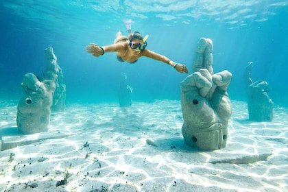 Desde Cancún: excursión de un día en catamarán a Isla Mujeres con almuerzo