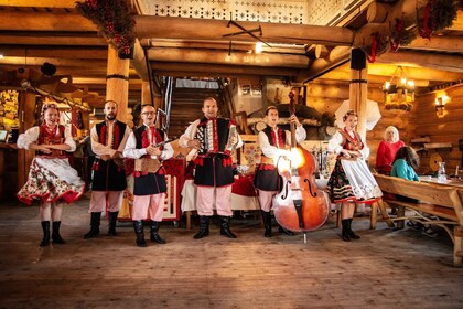 Krakau: Komplettes traditionelles polnisches Abendessen und Volksshow