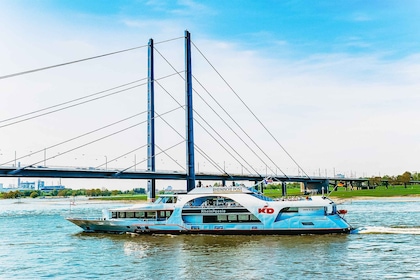 杜塞尔多夫莱茵河上的城市观光游船