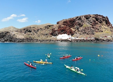Santorin : Excursion en kayak dans la mer du Sud avec grottes marines et pi...