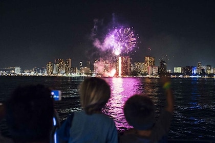 Oahu: Waikiki Friday Night Fireworks Cruise
