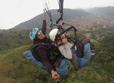 Medellín: Valley Paragliding Trip with Certified Pilots