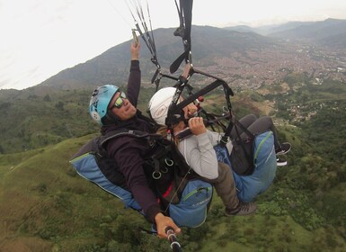 Medellín: viaje en parapente por el valle con pilotos certificados