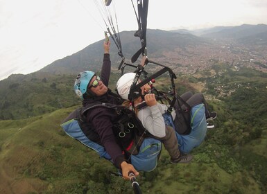 Medellín : Voyage de parapente dans la vallée avec des pilotes certifiés