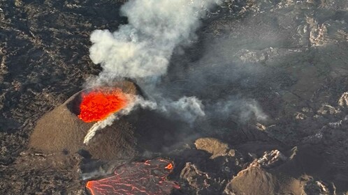 Von Reykjavik aus: Hubschrauberrundflug durch das Vulkangebiet