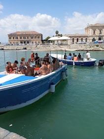 Syracuse : Excursion en bateau à Ortigia avec les grottes et Pillirina