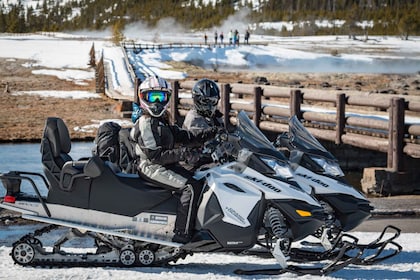 Jackson: Yellowstone Snowmobile Tour to Old Faithful