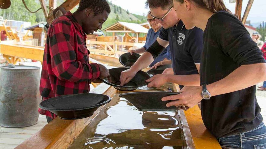 From Whitehorse: Klondike Gold Rush Tour incl. Emerald Lake