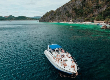 Coron: Private Inselhopping-Tour auf einer Yacht oder einem Schnellboot