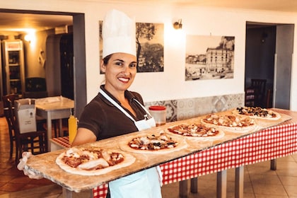 Sorrento: clase de elaboración de pizza en la escuela de cocina de Tirabusc...