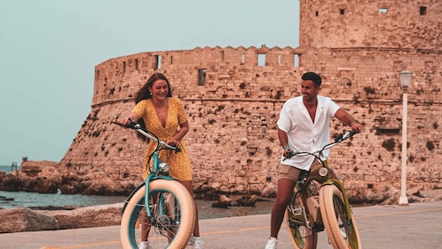 Rhodes : Visite guidée en vélo électrique rétro avec photographe personnel