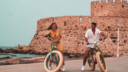 Rhodes : Visite guidée en vélo électrique rétro avec photographe personnel