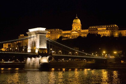 Budapest: Tour notturno a piedi con crociera sul Danubio