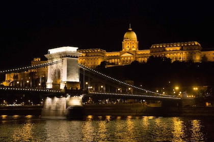 Boedapest: Nachtwandeling met rondvaart op de Donau