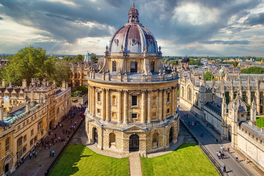 Picture 2 for Activity Oxford: Alumni-Led Walking & Punting Tour w/opt New College