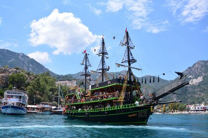 Marmaris : Pirate croisière, déjeuner, boissons non alcoolisées et soirée m...