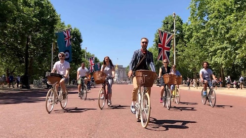 London: Landmarks and Gems Bike Ride with Historic Pub Visit