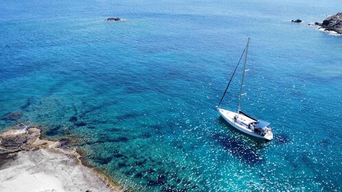 De Paros : Croisière à voile privée avec déjeuner et plongée en apnée