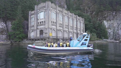 Vancouver : Excursion en bateau à Granite Falls, chutes d'eau et faune