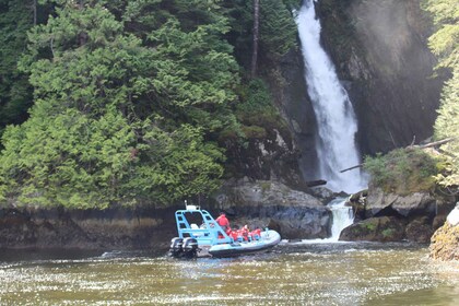 Vancouver : Excursion en bateau à Granite Falls, chutes d'eau et faune