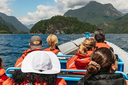 Vancouver : Excursion en bateau à Granite Falls, chutes d'eau et faune