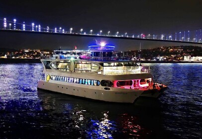 Estambul: crucero en catamarán por el Bósforo con cena y espectáculo