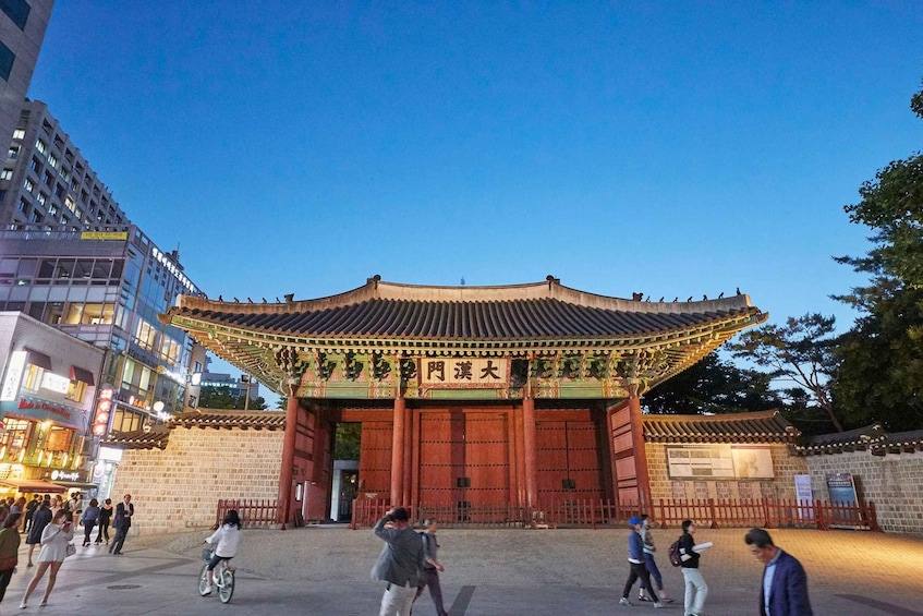 Picture 3 for Activity Seoul: Night Tour to Deoksugung Palace and Sevit Seom
