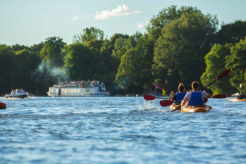 Picture 2 for Activity Berlin: 2-Hour Evening Kayak Tour on the Landwehr Canal