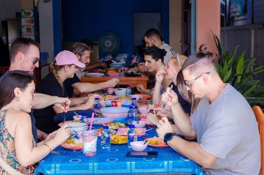 Full Day Tour White Temple Black House and Blue Temple with Lunch