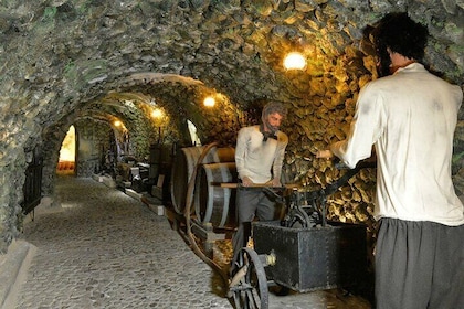 Cave Wine Museum Tour in Santorini mit Verkostung und Abholung
