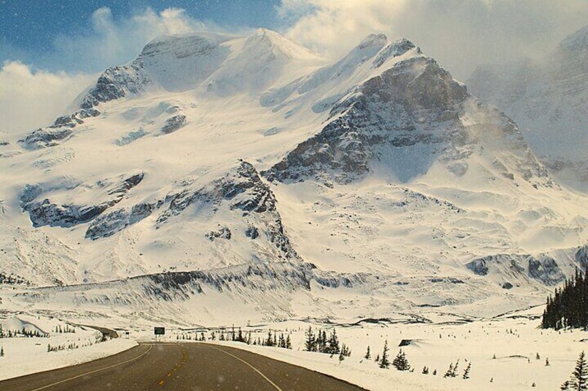 Discover Icefields Parkway and Athabasca Glacier in Winter