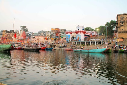Varanasi: giro in barca guidato mattutino con yoga