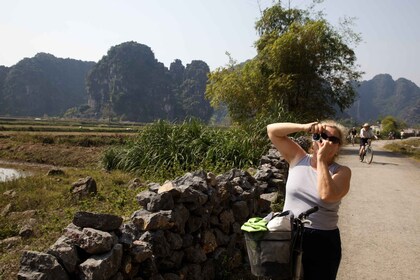 จากฮานอย: Hoa Lu & Tam Coc พร้อมบุฟเฟ่ต์อาหารกลางวันและปั่นจักรยาน