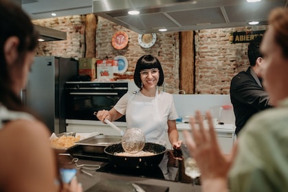 Clase de Cocina de Paella y Tapas en Madrid con Visita al Mercado