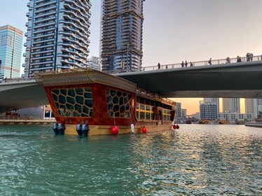 Dubais größte Luxus-Dhow-Kreuzfahrt in der Marina