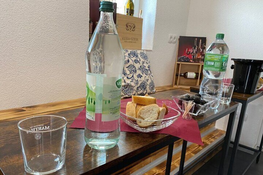 Alternative tasting with olives and bread