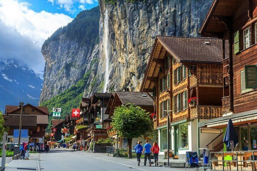 Lauterbrunnen Valley and Mürren Alpine Village small group tour