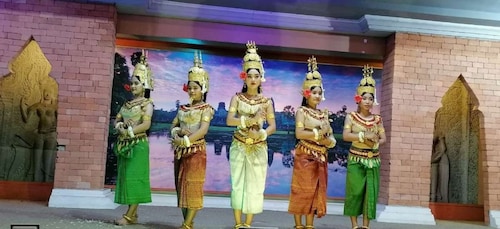 Siem Reap: Apsara dansuppvisning & middag med Tuk-Tuk transfer