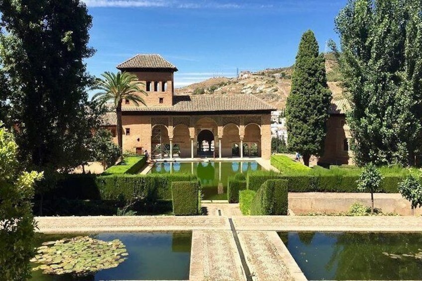 Private Alhambra Palace and Generalife Gardens Tour From Malaga