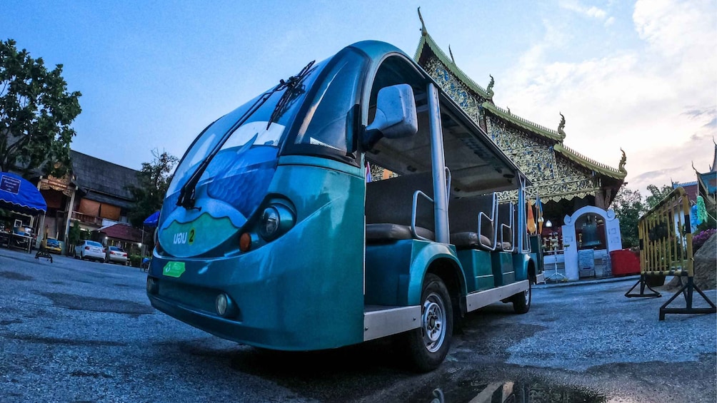 Chiang Mai: Nighttime City Highlights Tram Tour