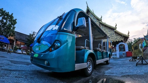 Chiang Mai: Nighttime City Highlights med EV Tram