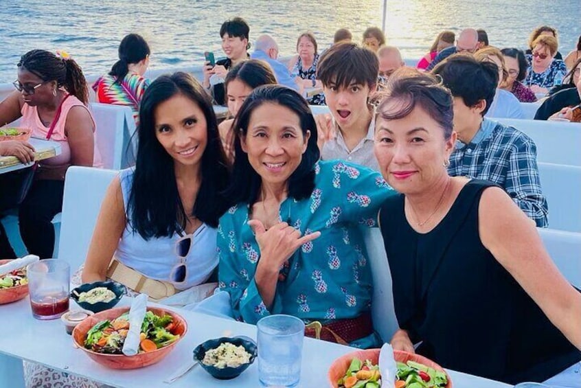 Sunset & Fireworks Dinner Cruise in Honolulu