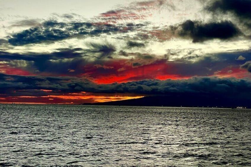 Sunset & Fireworks Dinner Cruise in Honolulu