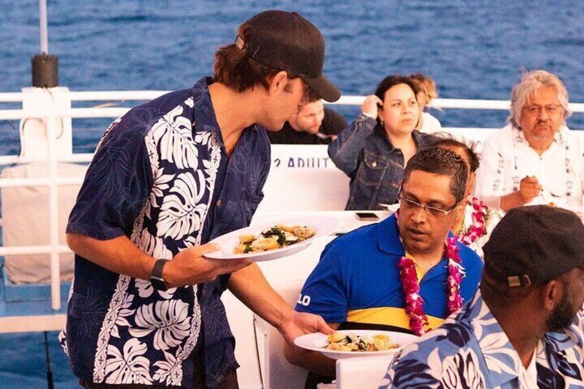 Sunset & Fireworks Dinner Cruise in Honolulu