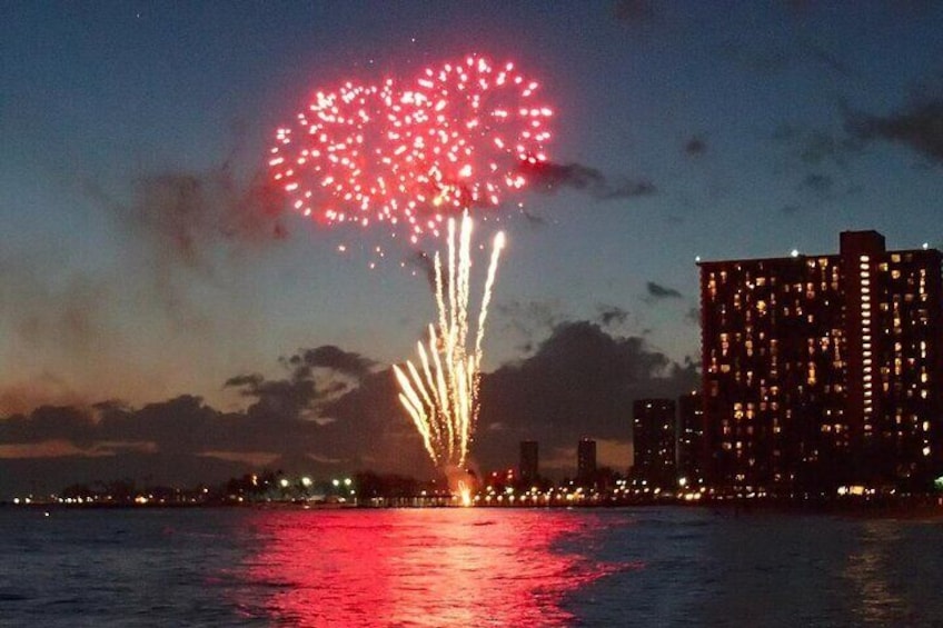 Sunset & Fireworks Dinner Cruise in Honolulu