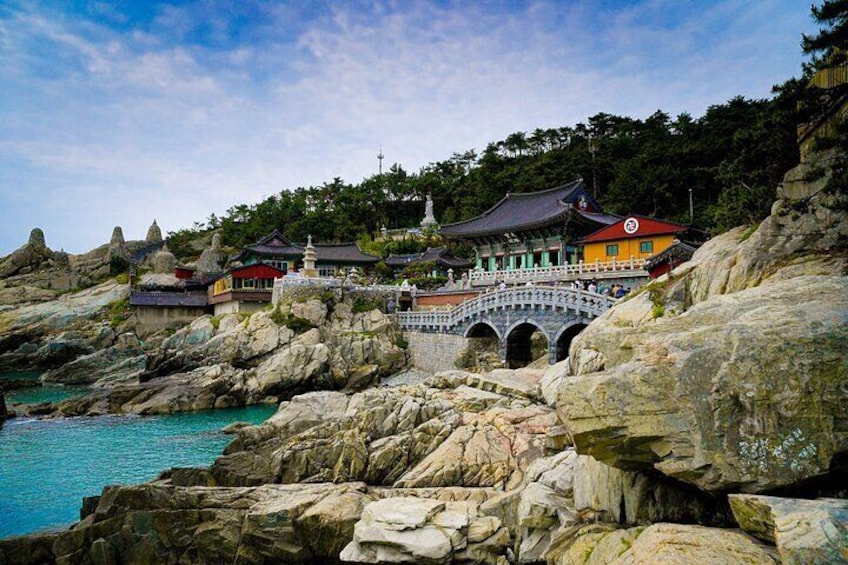 Among the many temples in Busan, you can meet the temple that can feel the atmosphere of Busan.