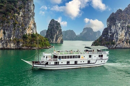 Halong Bay 2D1N Traditional Boat All Inclusive Suppring Cave,Titop,Luon Cav...