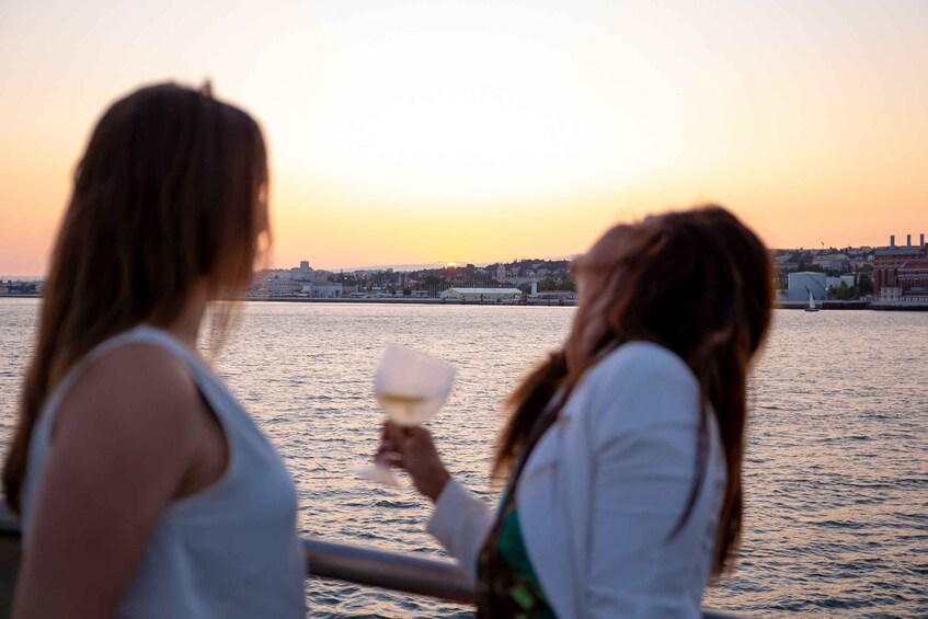 Lisbon: Tagus River Sunset Tour with Snacks and Drink