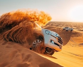 Dubái: safari nocturno por las dunas rojas por el desierto con cena buffet