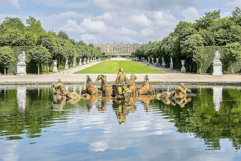 From Paris: Versailles Skip-the-Line Tour & Gardens Access